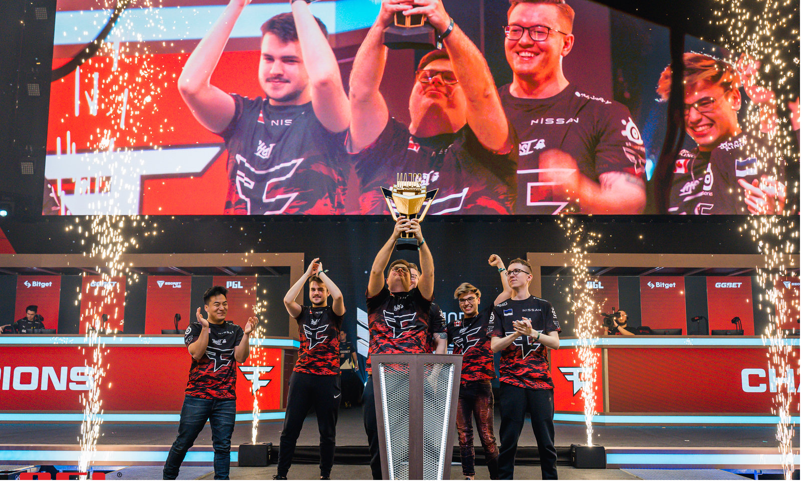 社媒热度仍 社媒热度仍